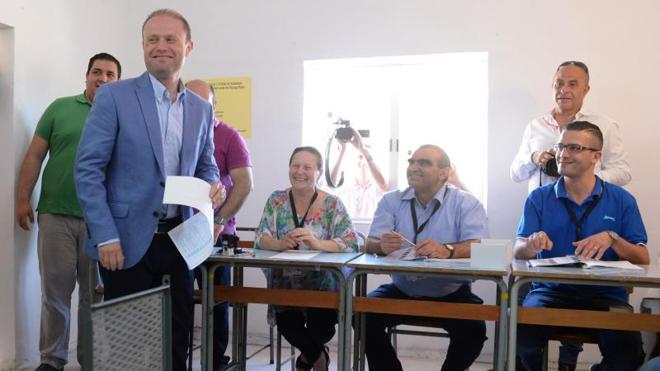 Malta acude a votar entre sospechas de corrupción de su primer ministro