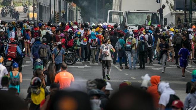 Un joven muere quemado en las protestas de Venezuela