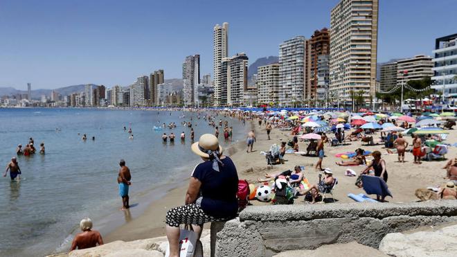 Una discoteca de Benidorm busca camareras sin novios «celosos»