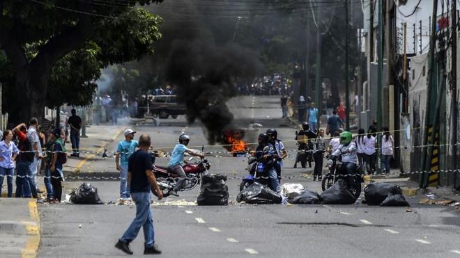 Maduro formaliza el referéndum sin lograr apaciguar las protestas