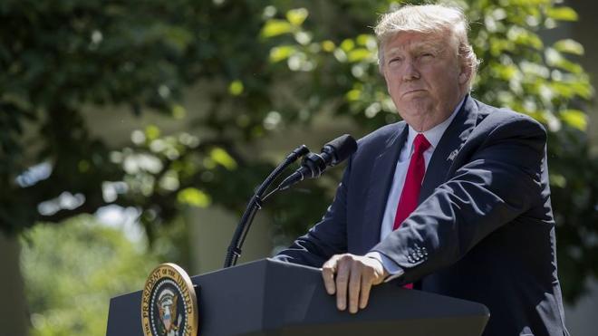 Dos fiscales demandan a Trump por recibir dinero de varios gobiernos extranjeros