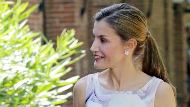 La historia del primer vestido de la Reina Letizia