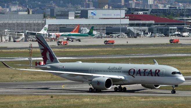 Catar insta a los países del Golfo a reabrir el espacio aéreo cuanto antes