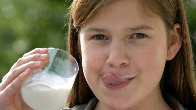 Los niños serán más altos si toman leche de vaca