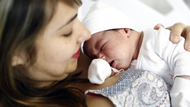 El retraso de la maternidad bate récord: el primer hijo a los 32 años