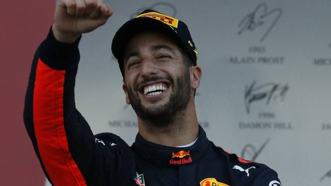 Ricciardo saca premio de las llamas entre Hamilton y Vettel