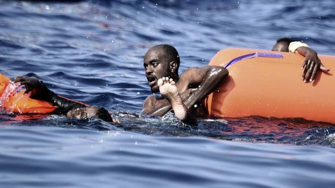 Rescatados 712 inmigrantes y refugiados frente a las costas de Libia