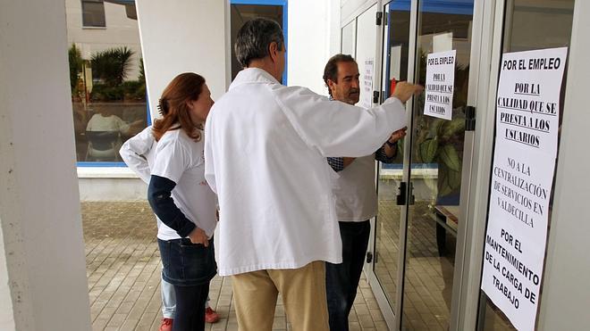 La Junta de Personal del Hospital de Laredo realizó una nueva pegada de carteles en el centro pejino