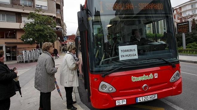 La plantilla del Torrebús logra que no haya despidos y desconvocará la huelga mañana