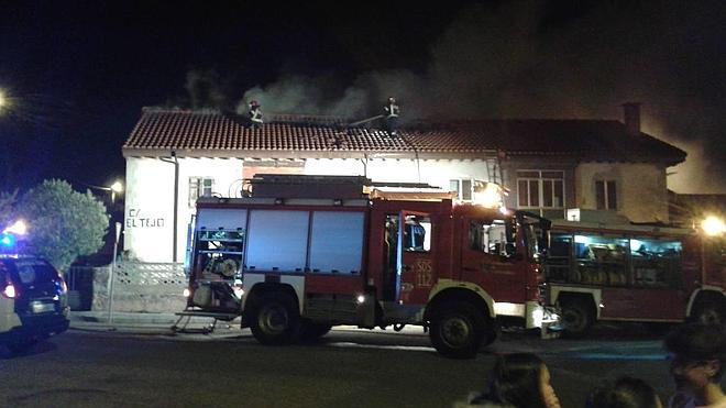 Un incendio arrasa el tejado de una vivienda de Nestares