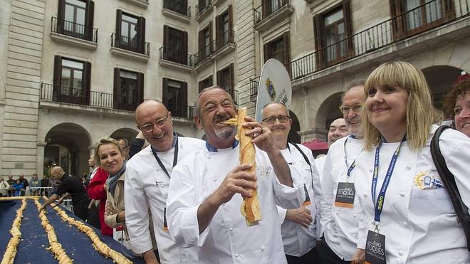 Un gran bocadillo de rabas en La Porticada