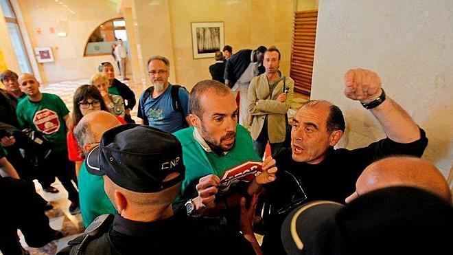 Altercado entre activistas de la PAH y personal de seguridad del PSOE en el mitin de Rubalcaba