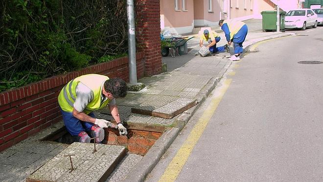 El Ayuntamiento contrata a diez parados para reparar el mobiliario urbano