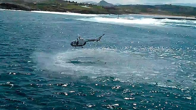 El helicóptero rescata a una bañista en apuros en la playa de La Concha