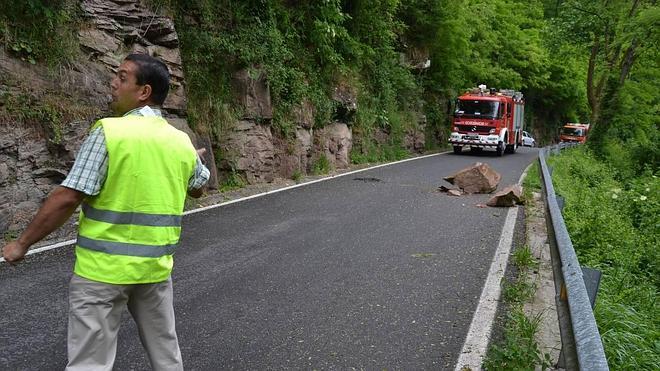 Una gran piedra bloqueó un carril de la carretera de acceso al valle de Cieza