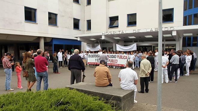 Nueva concentración de los trabajadores del Hospital de Laredo