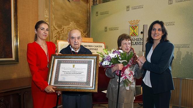 Demetrio Cascón recibe la Medalla de Oro de Torrelavega