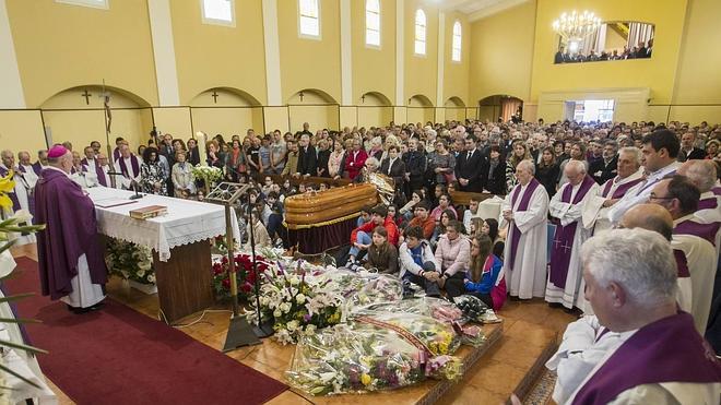 Multitudinaria despedida al padre Pico