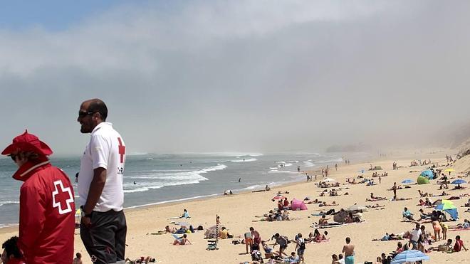 La bruma se cuela en unas playas abarrotadas