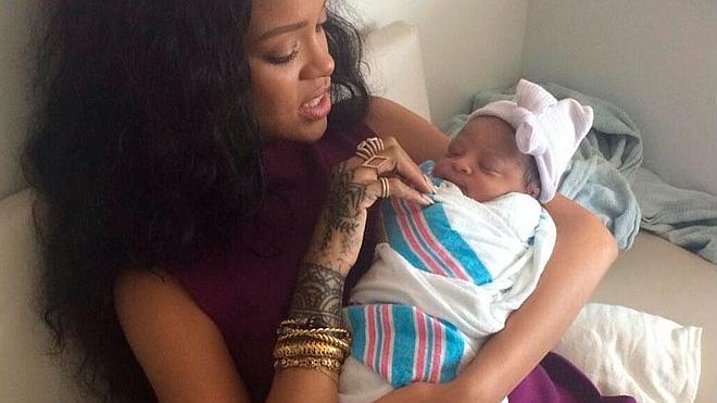 Rihanna juega a ser mamá de su sobrina