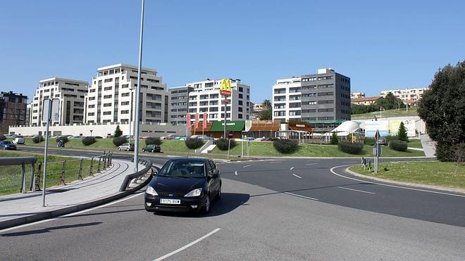 El alcalde presenta la nueva hamburguesería de McDonald's en la S-20