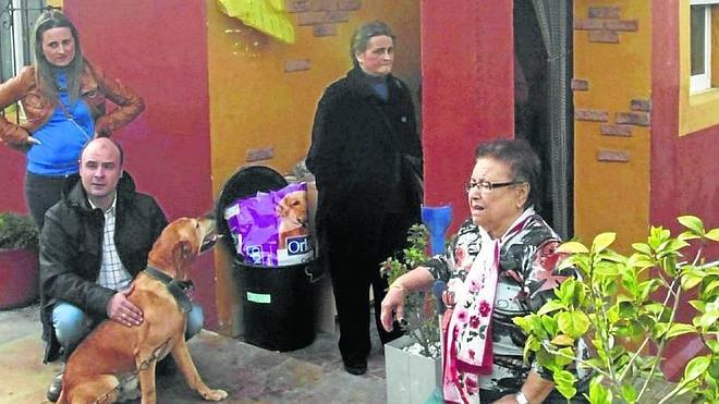 Los 'antidesahucios' se suman a la causa de Amparo, la anciana de Las Llamas