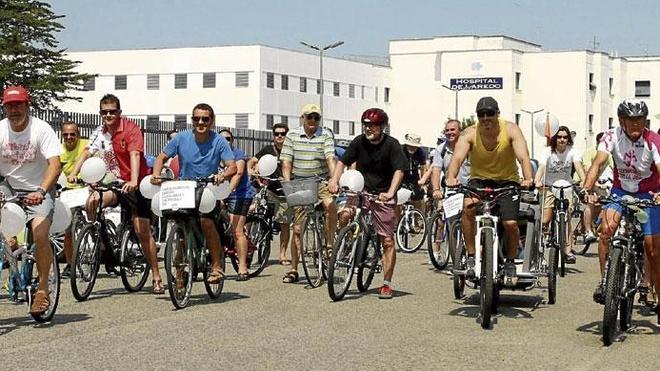 En bici y en patines contra la centralización de servicios