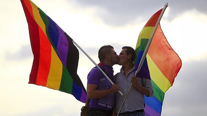 La bandera del arco iris ondea en todo el mundo