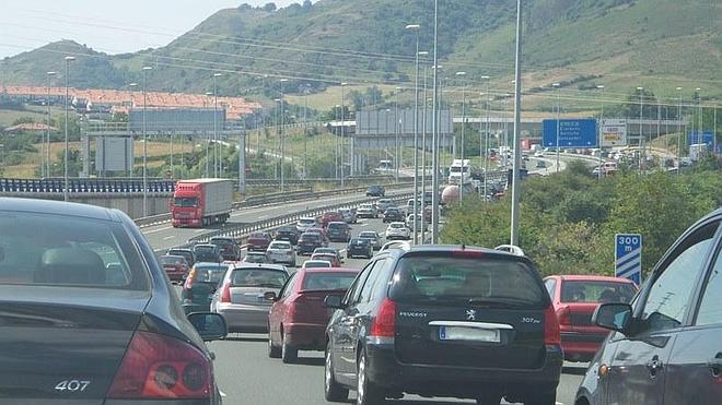 Las vacaciones ya traen cola en la A-8 en sentido Cantabria