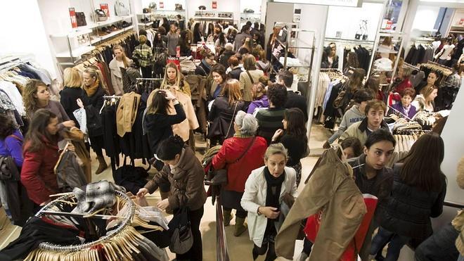 UGT y CCOO anuncian movilizaciones por la "devastadora" liberalización de horarios comerciales en Santander