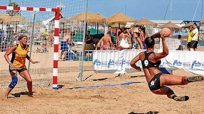 Las jugadoras de balonmano playa podrán elegir vestimenta