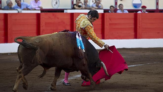 Del Álamo y su cruz con la espada