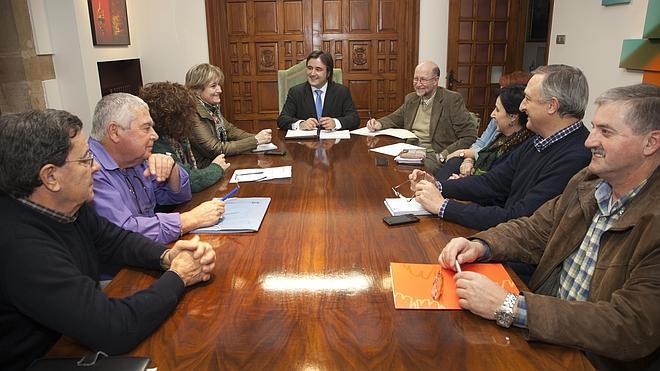 Movellán convoca a las pedanías para mejorar los contratos de basuras y limpieza viaria