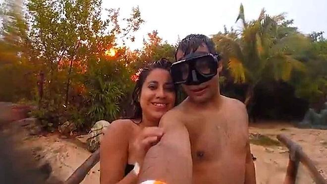 Un rayo impacta junto a una pareja mientras se hace un selfie en Cancún