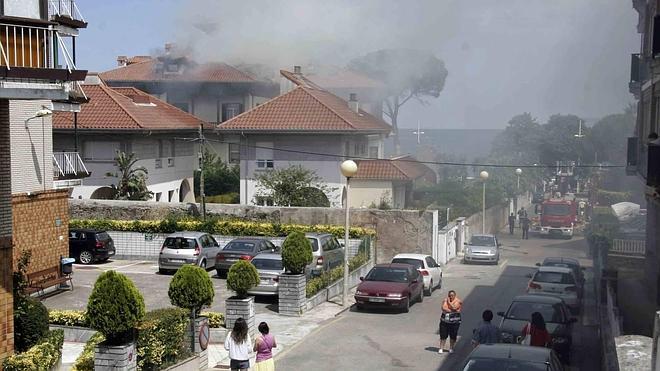 Un incendio obliga a desalojar a los vecinos del centenario Edificio Sotileza de Castro