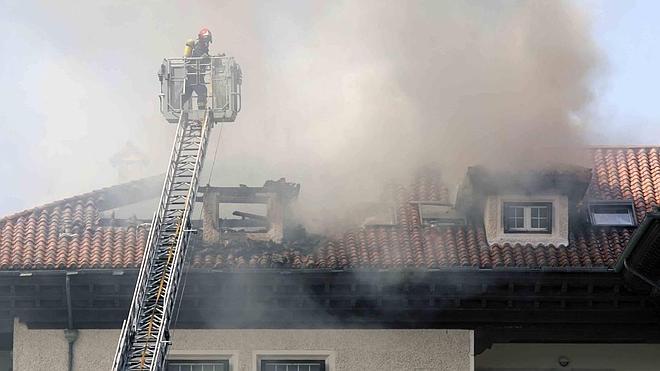 Los vecinos del Sotileza entran a recoger algunos enseres