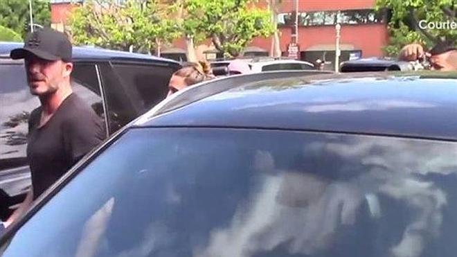 David Beckham deja a sus hijos en el coche mientras va al gimnasio