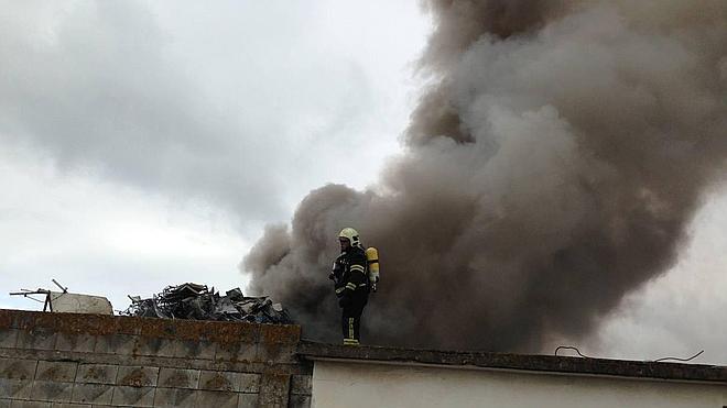 Arde un conjunto de chatarra de seis metros de altura en el polígono de Raos