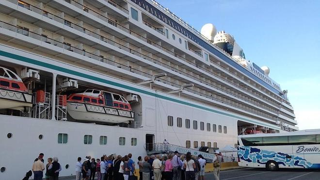 El crucero Crystal Serenity llega a Santander con más de un millar de pasajeros