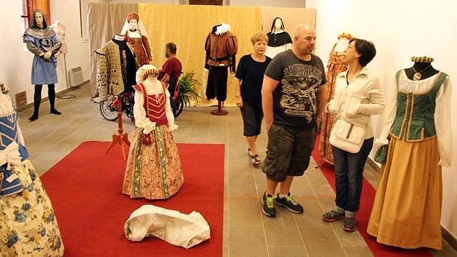 Más de 7.000 personas visitaron la exposición de trajes regionales y de Carlos V