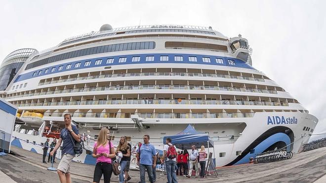 El AidaStella trae a más de 2.600 pasajeros a Santander