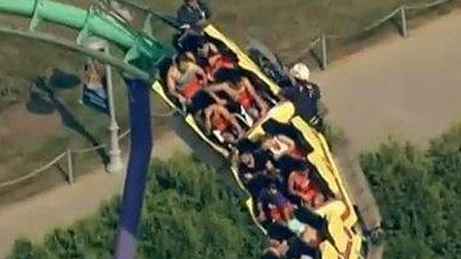 Atascados en una montaña rusa a 14 metros de altura