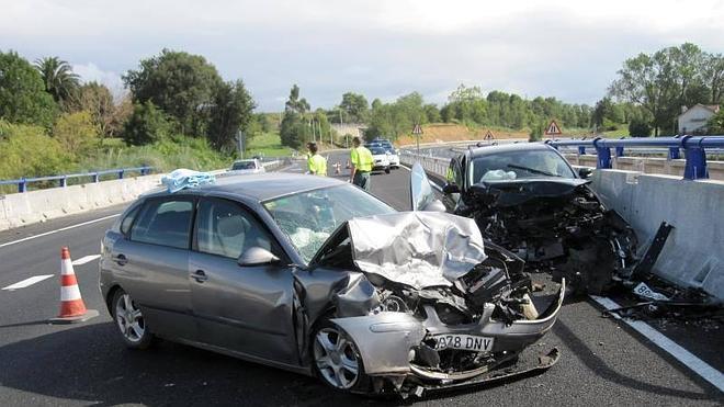 Un conductor de 84 años se empotra con otro vehículo tras acceder a la A-8 en dirección contraria