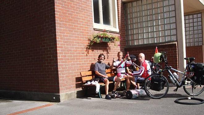 "Cuando tres personas de nuestra edad se juntan aparecen nuestras grandezas pero también nuestras miserias"