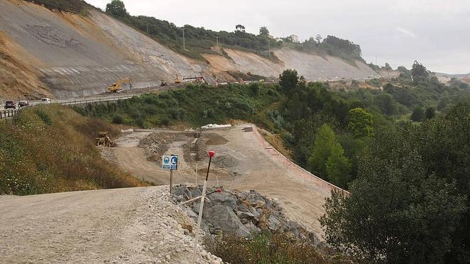 La contención de una ladera frena la obra del último tramo de la A-8, Unquera-La Franca