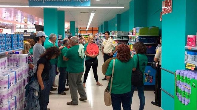 Escrache a Íñigo de la Serna en la inauguración de un supermercado