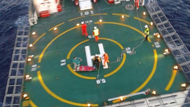 El helicóptero del 112 evacua a un marino enfermo desde el buque Juan de la Cosa