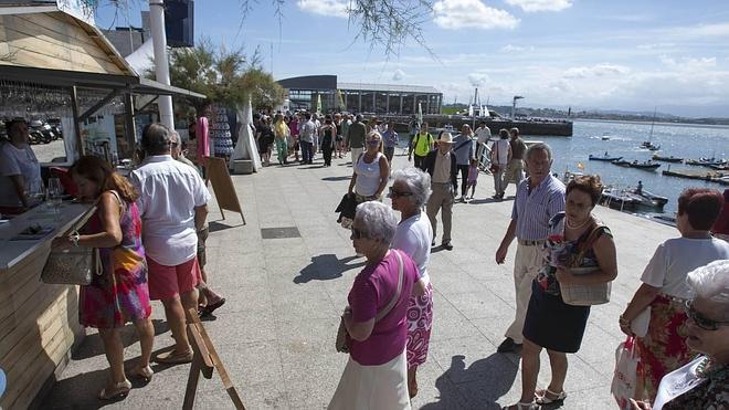 Curiosos y deportistas pueblan el frente marítimo