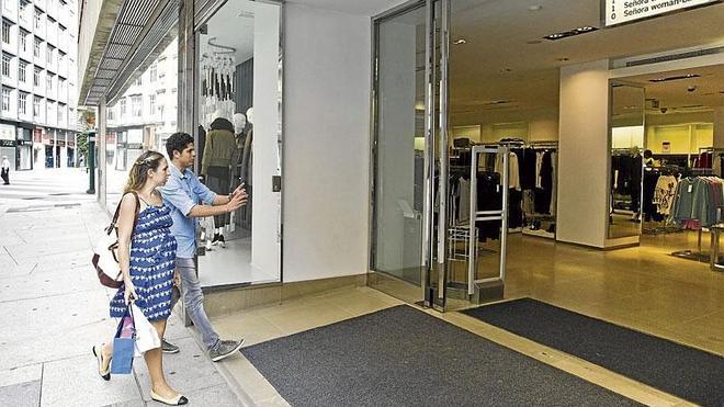 Las carpas del Mundial se llevan los clientes del primer domingo con libertad horaria