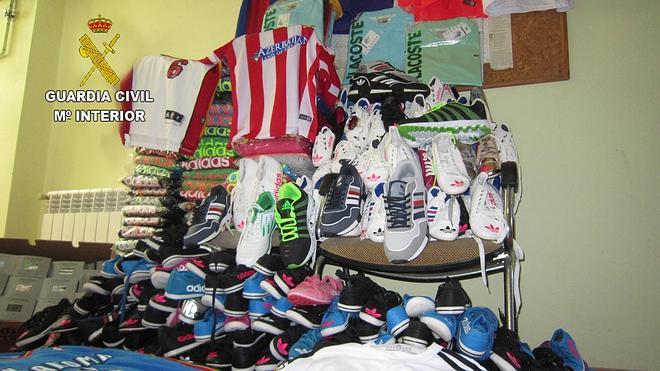 Intervenidas más de 500 prendas falsificadas en el mercado de la Batalla de Flores